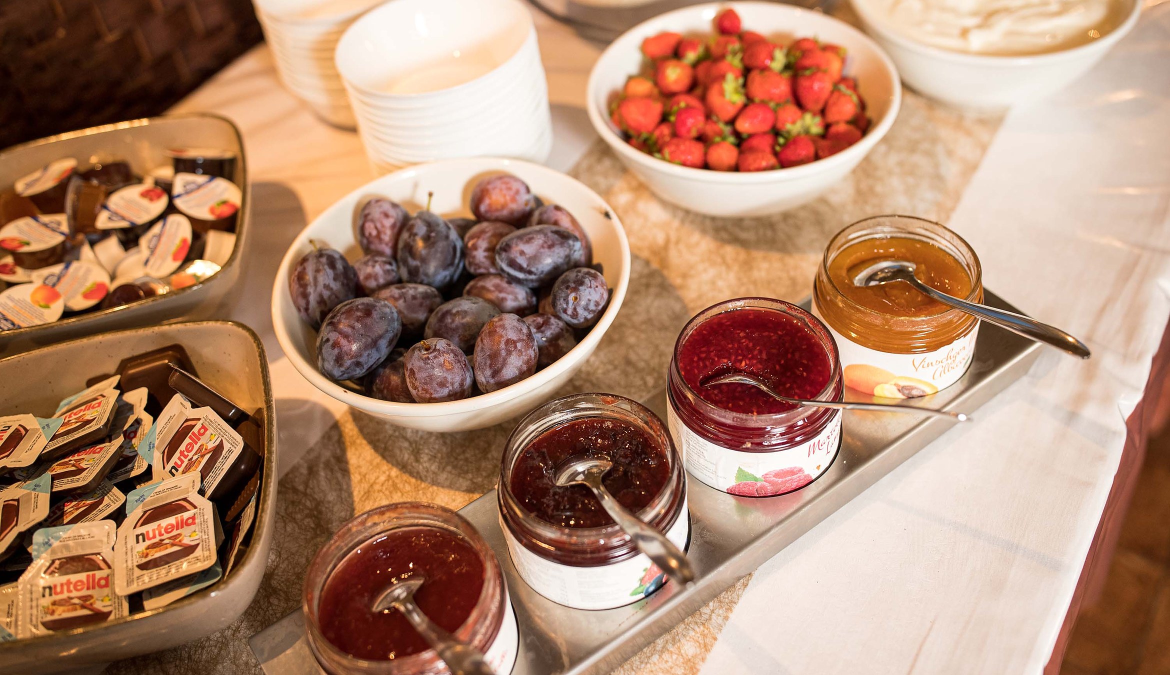 Fr&uuml;hst&uuml;cksbuffet im Martellerhof mit Zwetschgen, Erdbeeren und Marmeladen